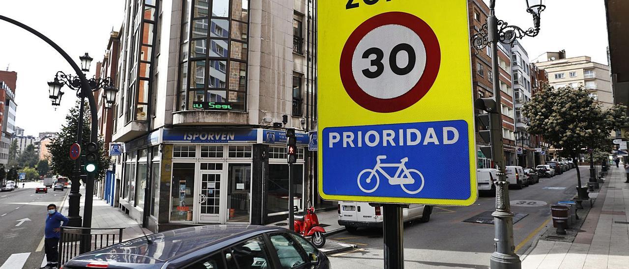 Una señal de limitación de la velocidad a 30 kilómetros por hora en la calle Félix Aramburu.