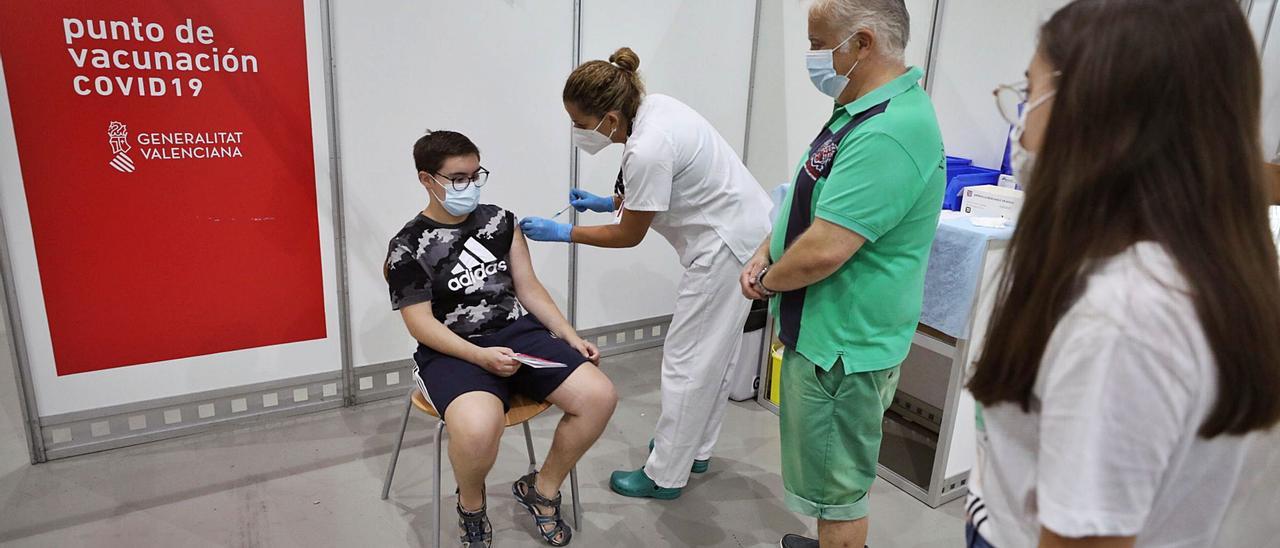 Vacunación de jóvenes de 12 a 16 años en el «vacunódromo» de IFA en Elche