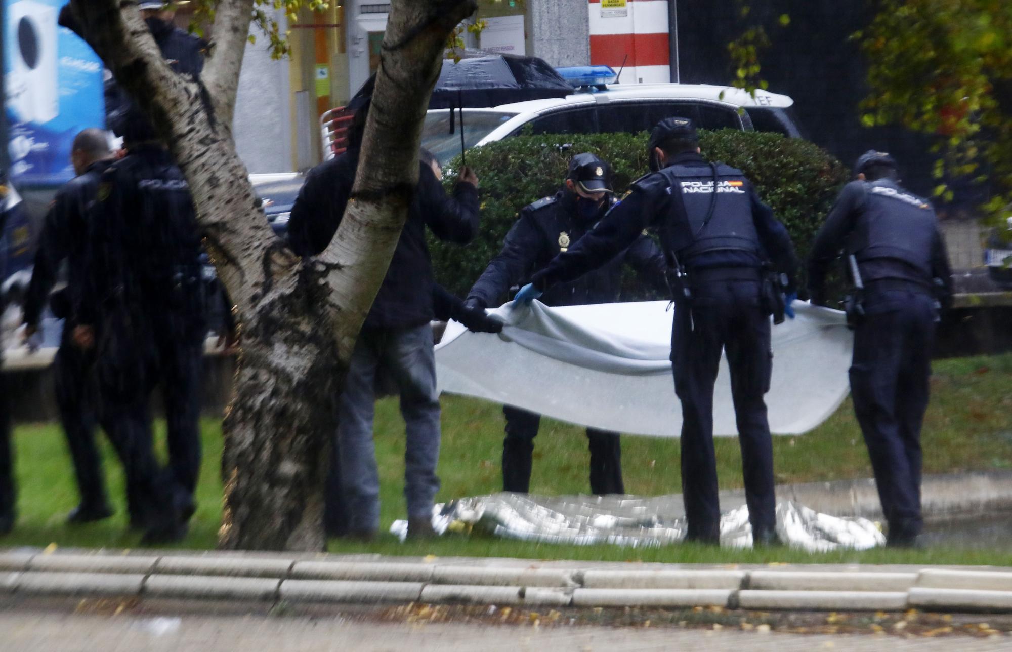 FOTOGALERÍA | Caos en la Plaza Roma después de la muerte de un hombre desnudo tras apuñalarse