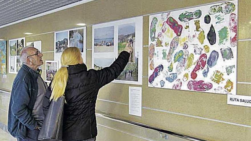 Dos personas observando algunas de las obras expuestas.