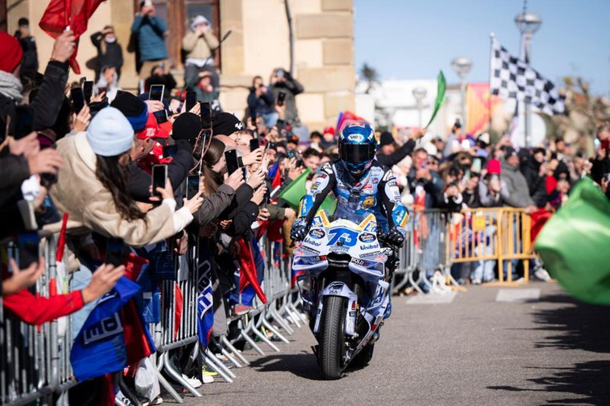 Marc no puede aún  pilotar y Álex lo paseó, llevándolo de paquete, en su Ducati, por todo Cervera.