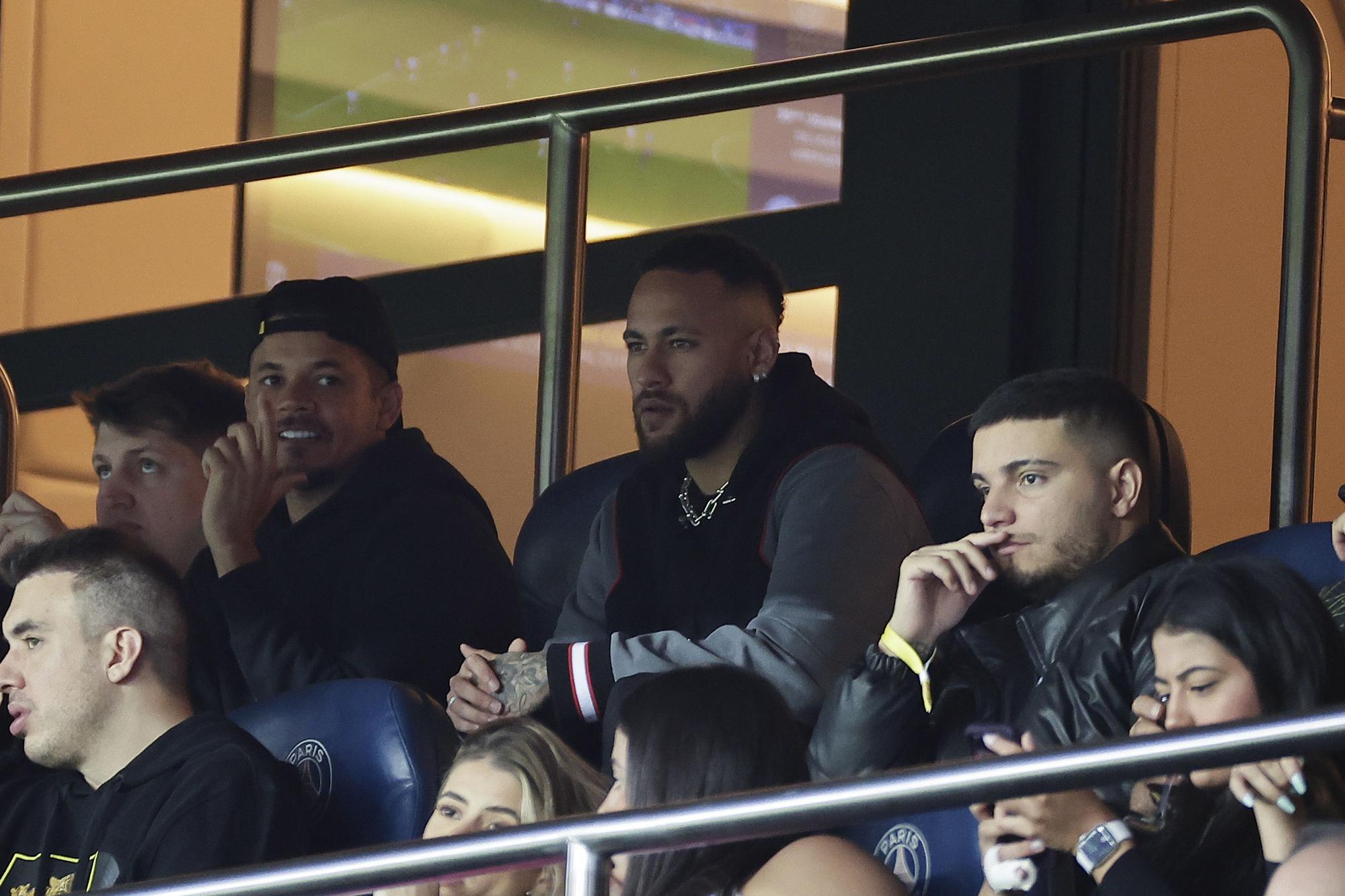 Neymar, en el palco del Parque de los Príncipes durante el PSG-Ajaccio.