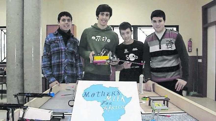 Por la izquierda, Arturo Fernández, Luis Goitisolo, Fernando García e Iván Larriety, en el colegio Santo Domingo.