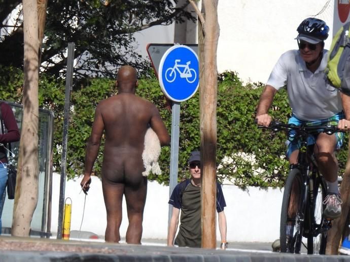 Un hombre pasea desnudo con su perro en Playa del Inglés