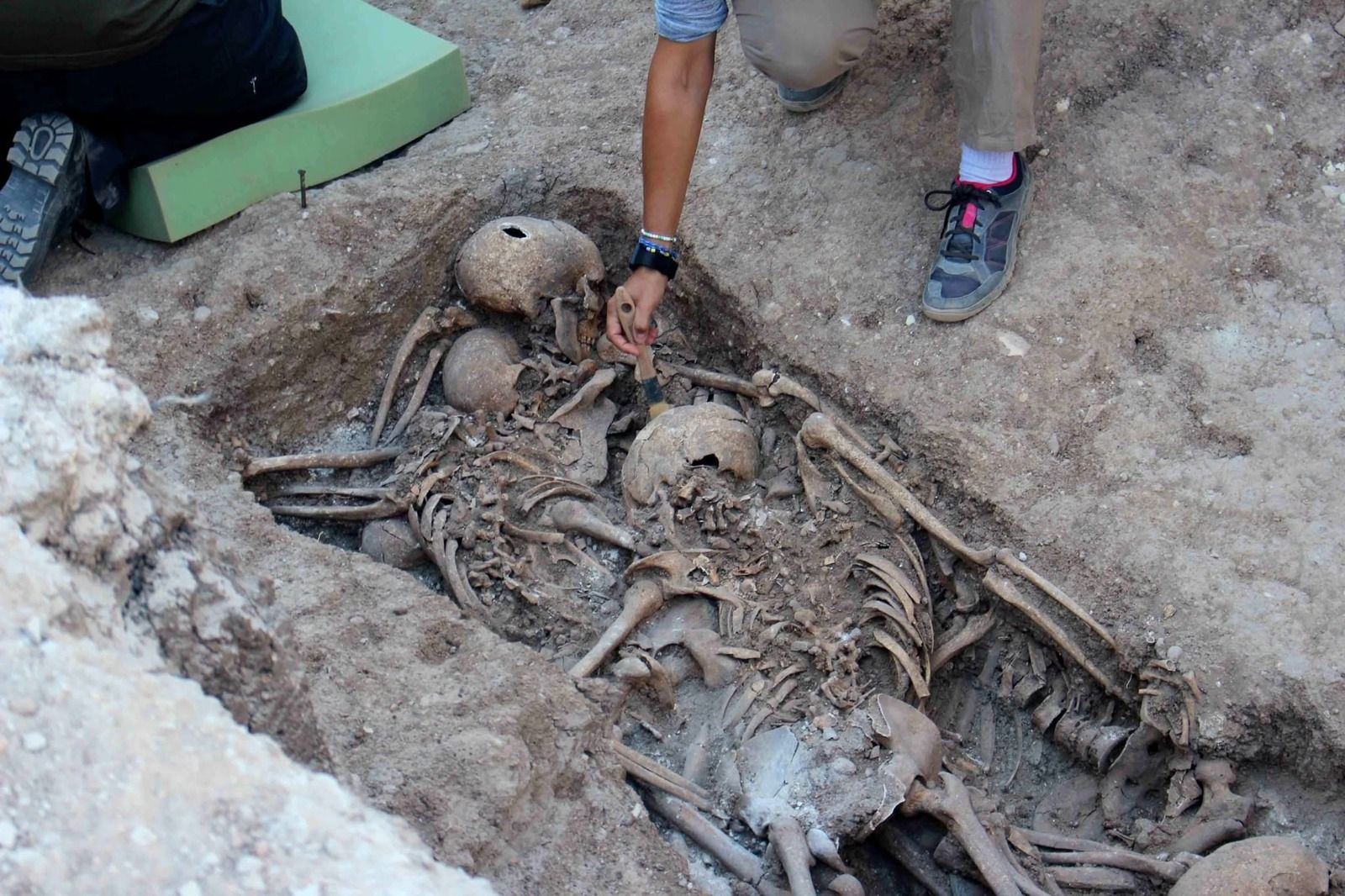 Restos de personas represaliadas en una de las excavaciones realizadas en el cementerio de Cabra.
