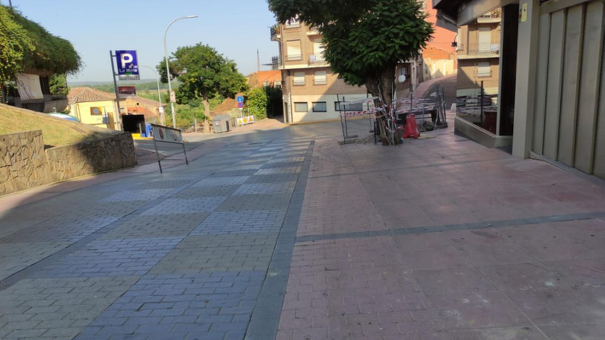 El nuevo punto de recogida se habilita en las inmediaciones del acceso al aparcamiento subterráneo de Benavente, a la izquierda de la imagen. / E. P.