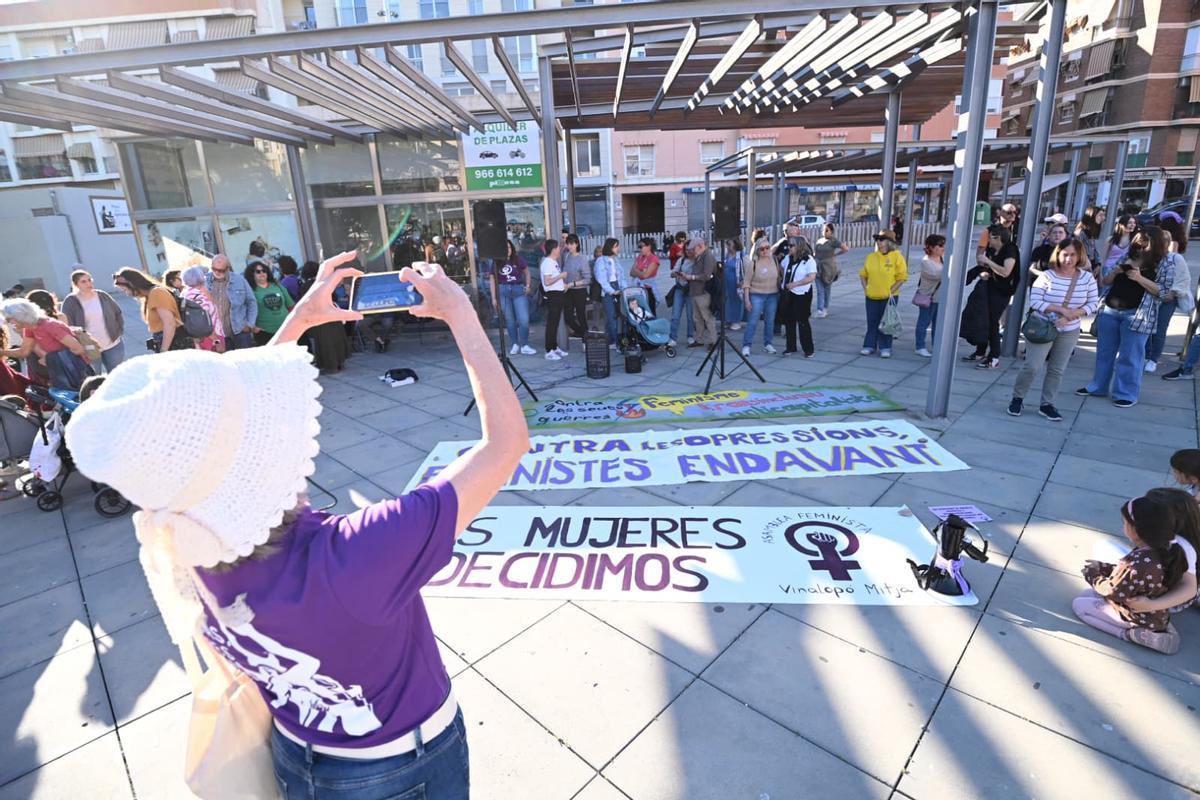 Así ha sido la protesta de 24 colectivos en Elche contra la moción antiaborto de Vox apoyada por PP Así ha sido la protesta de 24 colectivos en Elche contra la moción antiaborto de Vox apoyada por PP