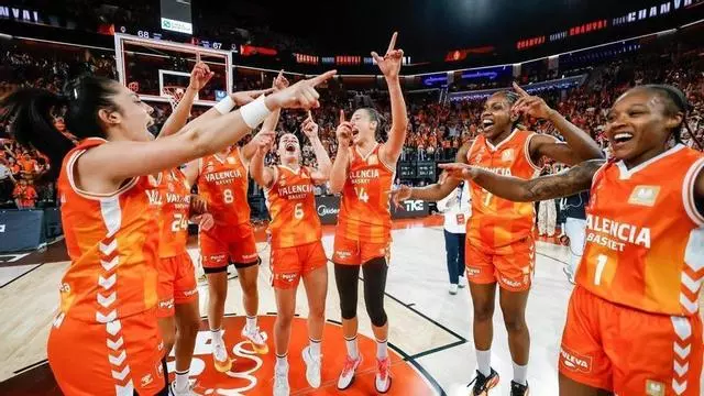 Las jugadoras del Valencia Basket levantan el título de la Liga F Endesa