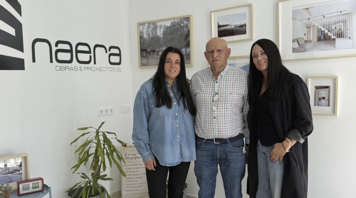 Manuel Areán, flanqueado por sus hijas Belén y Verónica, en la oficina de Naera. | BERNABÉ