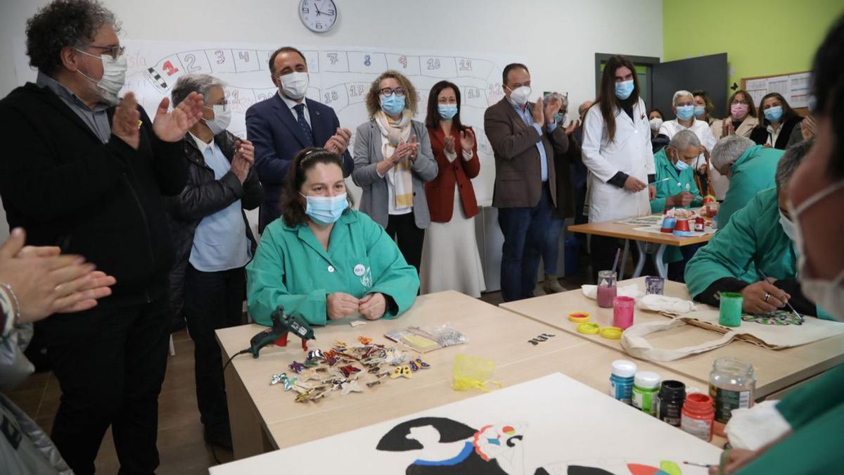 El conselleiro Comesaña, junto a la alcaldesa, ayer en la inauguración del centro de Avelaíña. |   // A. GUTIÉRREZ