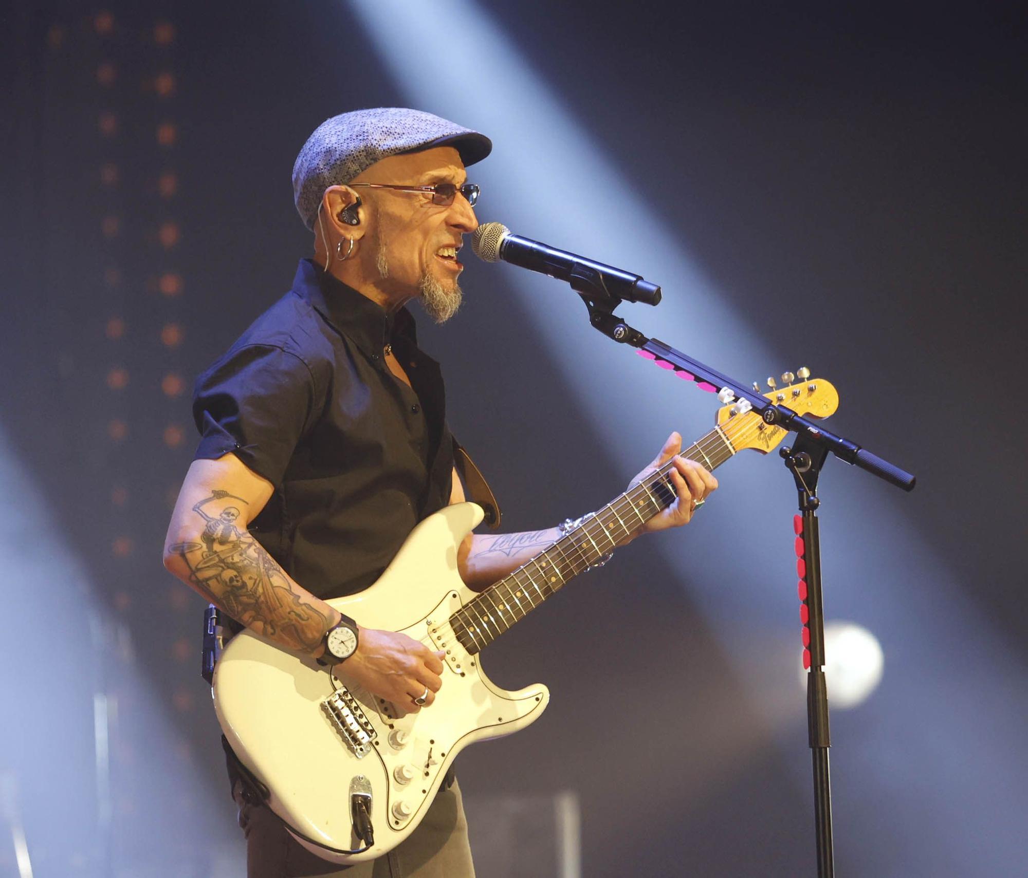 Fito y Fitipaldis llena de rock el Mar de Vigo en su versión más íntima