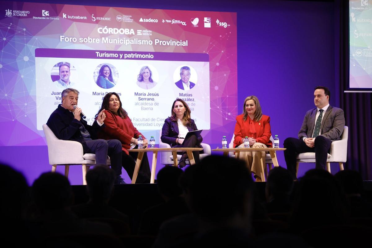 Córdoba Conecta. Foro sobre Municipalismo Provincial. Salón de Plenos de la Diputación. TURISMO Y PATRIMONIO Intervienen: Juan Ramón Valdivia (alcalde de Priego de Córdoba), Mª Dolores Amo Camino (alcaldesa de Montoro), Mª Jesús Serrano Jiménez (alcaldesa de Baena) y Matías González López (alcalde de Hinojosa del Duque) Moderadora: Pilar Castro, decana de la Facultad de Ciencias Económicas y Empresariales de la Universidad Loyola