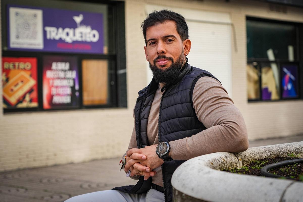 Rubén Lobato, empresario de Badajoz, posa delante del nuevo local 'Traqueteo'.
