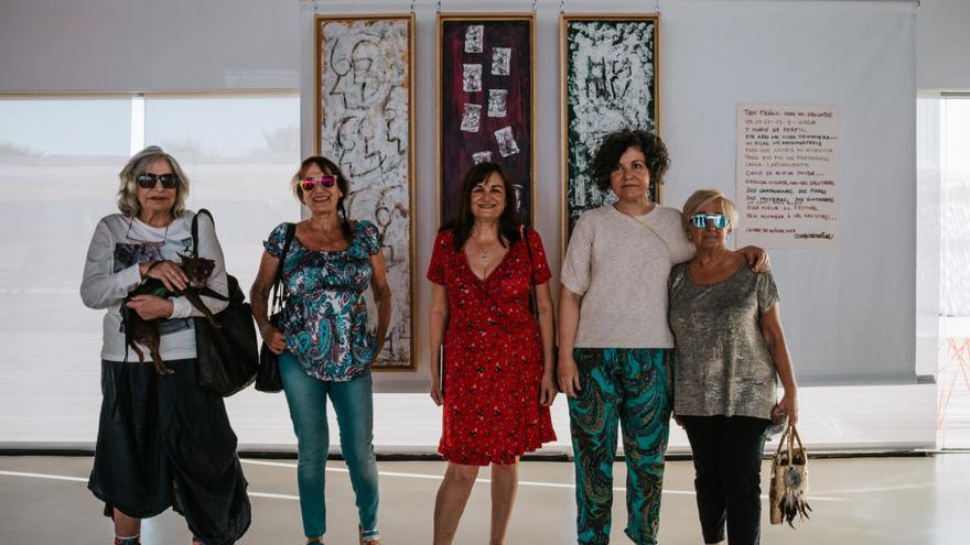 Algunas de las artistas que ayer rindieron homenaje a Violeta Parra.