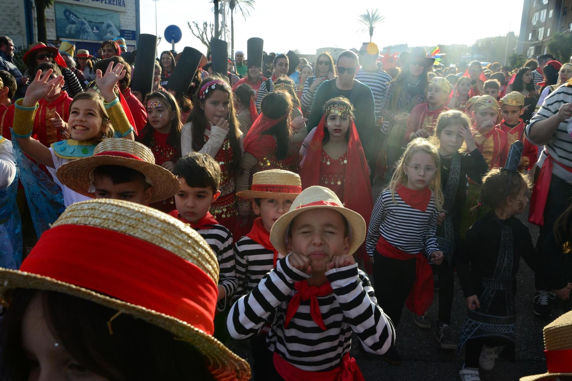 Los pequeños de Moaña disfrutan del Enterro da Xoubiña