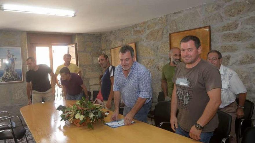 Villanueva junto a sus compañeros de la junta general del pósito de Carril. // Noé Parga