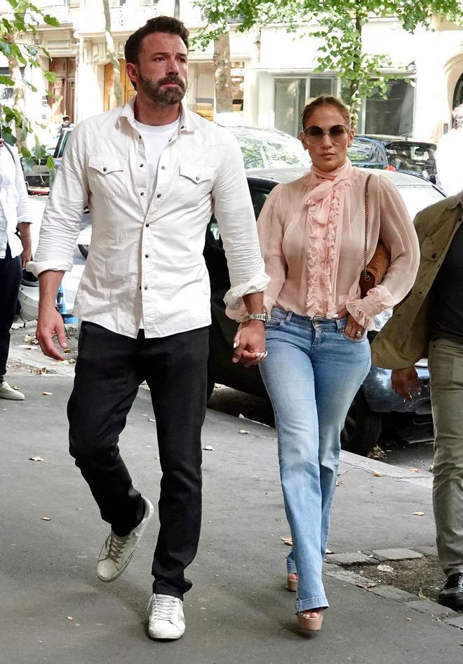 Jennifer Lopez con camisa con chorreras y vaqueros junto a Ben Affleck