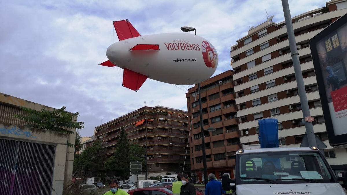 Un zeppelin con la campaña ‘Volveremos’ sobrevuela Zaragoza.