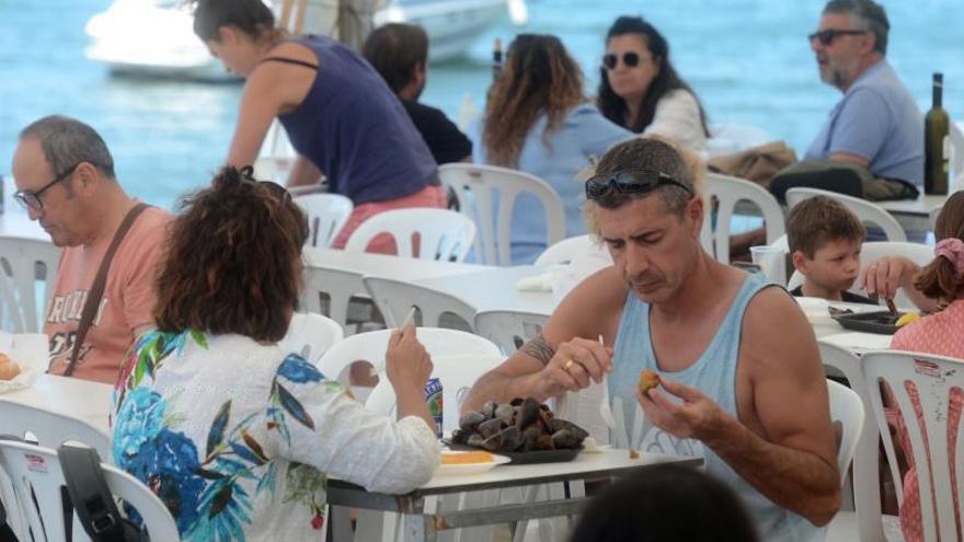 Comensales en el paseo de O Cantiño de A Illa.