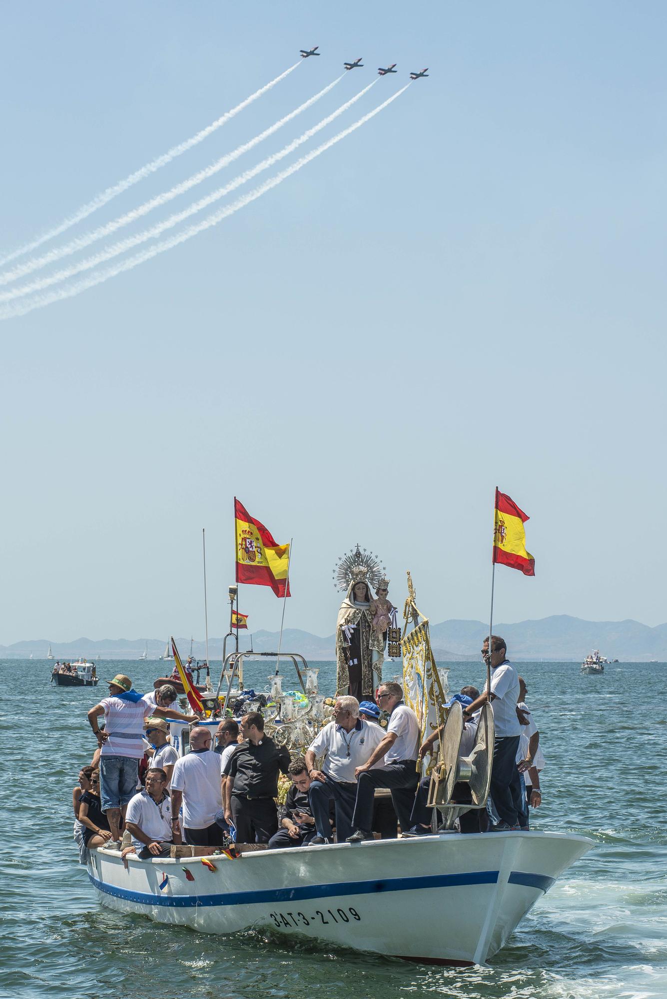 La AGA sobrevuela el mar durante la procesión marítima