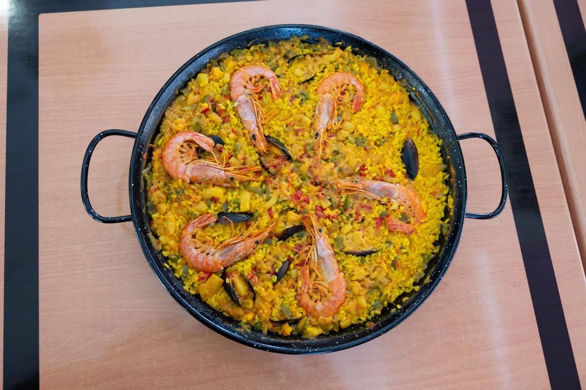 En imágenes | Bar Miguel, en Zaragoza, un sitio 'de toda la vida' con bocadillos de calamares a 3,50 euros: "Comida casera, de la abuela y buena"