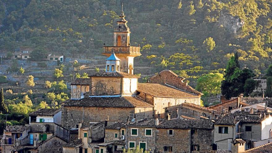 Una panorámica con la Cartoixa de Valldemossa al fondo, uno de los principales atractivos turísticos de la localidad.