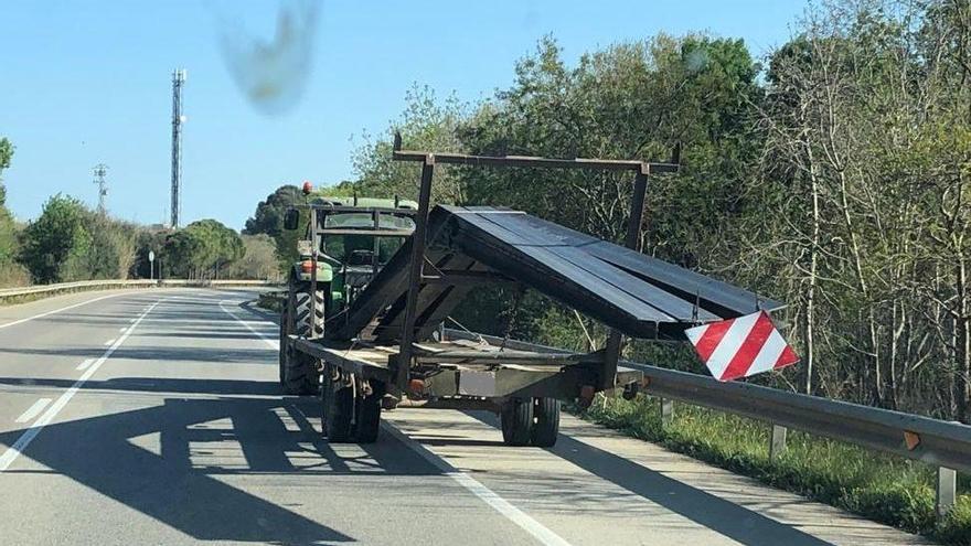 El tractor amb les bigues a la C-31.