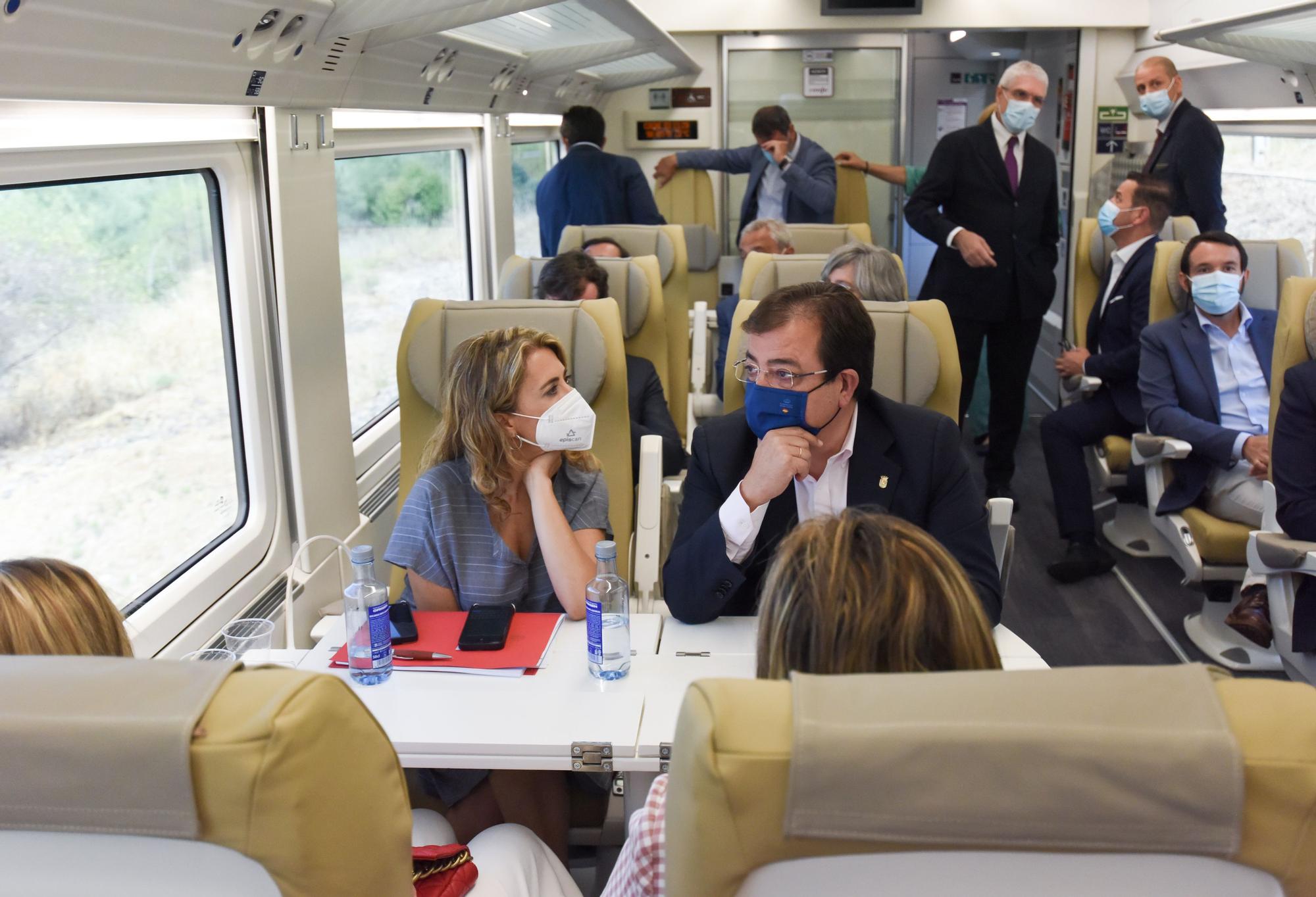 Guillermo Fernández Vara, en el viaje de prueba entre Plasencia y Badajoz.