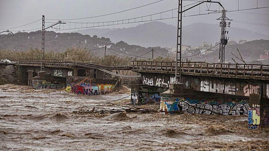 El pont del tren a la Tordera destrossat pel «Gloria».