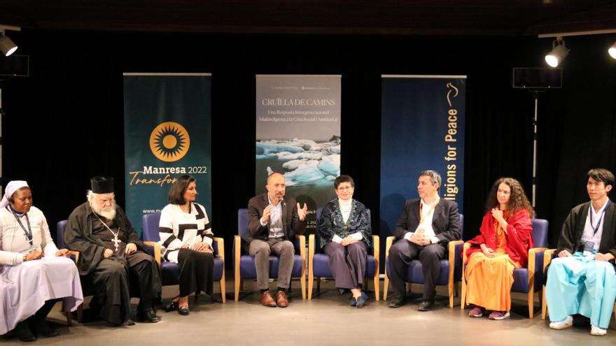 Representants de diferents comunitats religioses durant la roda de premsa del Crüilla de Camins a Manresa