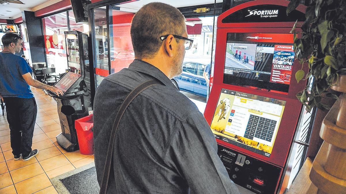 Interior de una sala de juegos, tipo de establecimiento en el que la Policía autonómica controla la actividad.