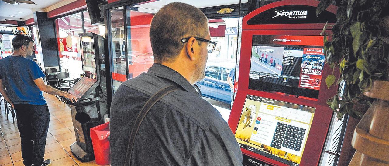 Interior de una sala de juegos, tipo de establecimiento en el que la Policía autonómica controla la actividad.