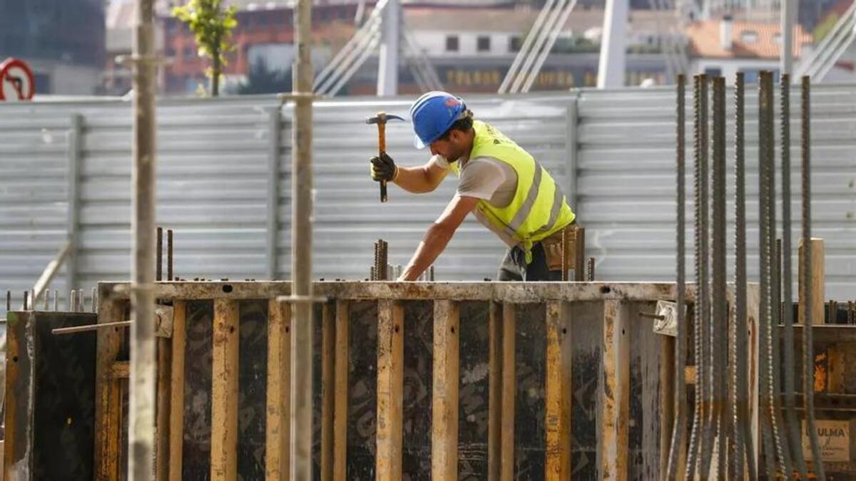 Un hombre trabaja en una obra.