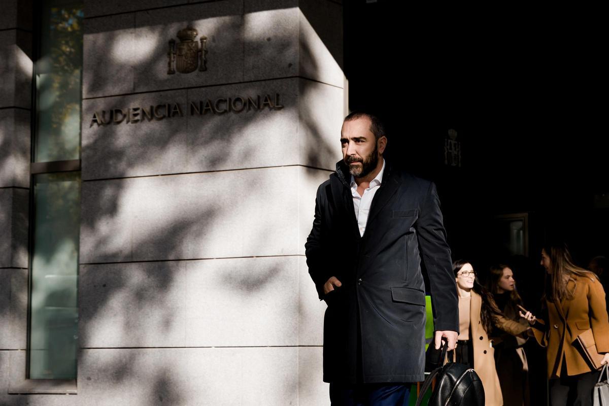 El empresario Víctor de Aldama a su llegada al interrogatorio del juez instructor del 'caso Koldo', en la Audiencia Nacional, a 27 de noviembre de 2025, en Madrid (España).