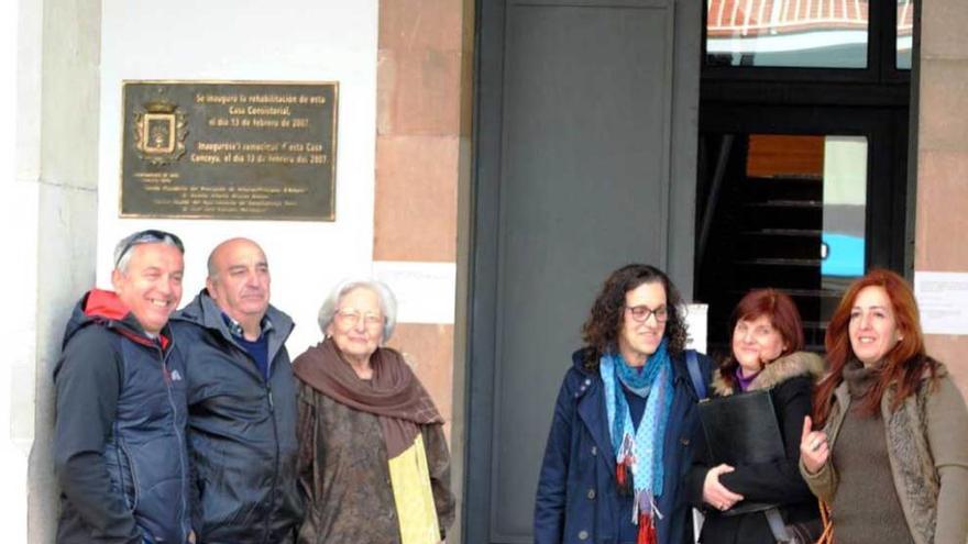 José Manuel Villa, Luis Lastra, Clavelina García, Xaro Menéndez, Catalina Candalabranas y Romina Canga, tras presentar las firmas.