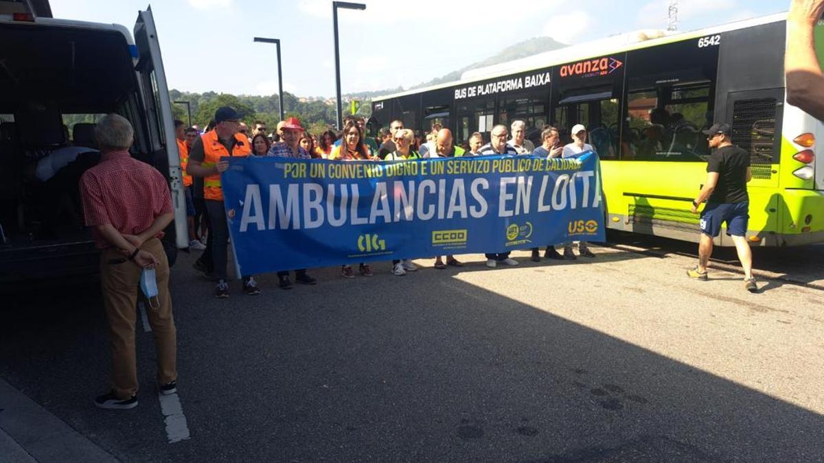 Trabajadores de ambulancias, durante una manifestación en Vigo en la mañana de este jueves