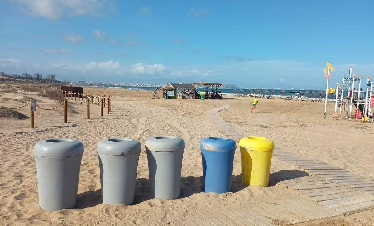 Papeleras instaladas en la playa de Arenales del Sol