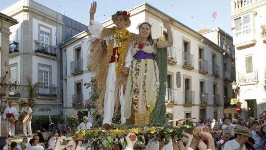 Adrián Menduíña, como el maio, y Ada de la Rosa, como la primavera, celebran la victoria sobre el invierno .  // Fotos de José Lores