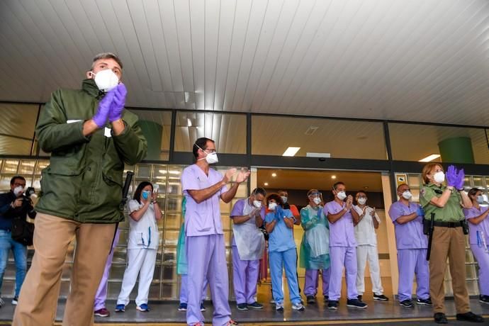 23-04-20  LAS PALMAS DE GRAN CANARIA. HOSPITAL UNIVERSITARIO DOCTOR NEGRIN. LAS PALMAS DE GRAN CANARIA. Reconocimiento del personal de seguridad privada a la labor que hace el personal sanitario.  Fotos: Juan Castro.  | 23/04/2020 | Fotógrafo: Juan Carlos Castro