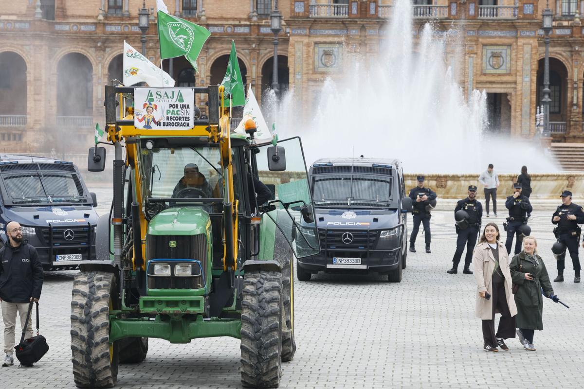 Varios tractores llegan a la Plaza de España de Sevilla, este martes, para participar en una movilización desde varios puntos de la provincia.