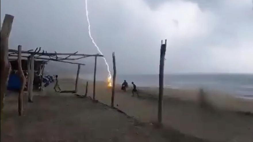 Vídeo impactant: Un llamp fulmina dues persones a la platja mexicana de Michoacán