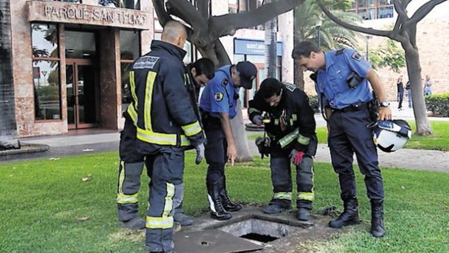 Rescatan a una niña de un año que cayó en una arqueta de cuatro metros en la capital