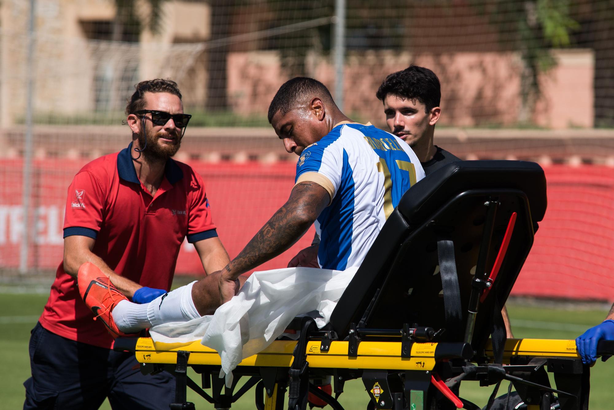 Marcelo es retirado en camilla del campo después de sufrir un mal giro de la rótula.