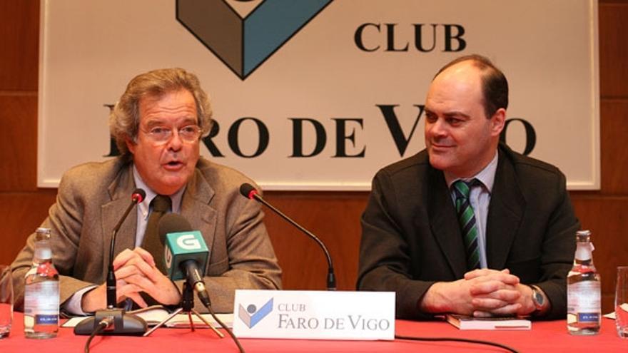 Alfredo Pastor (izda.) fue presentado por Jaime Abella, gerente de FARO DE VIGO.