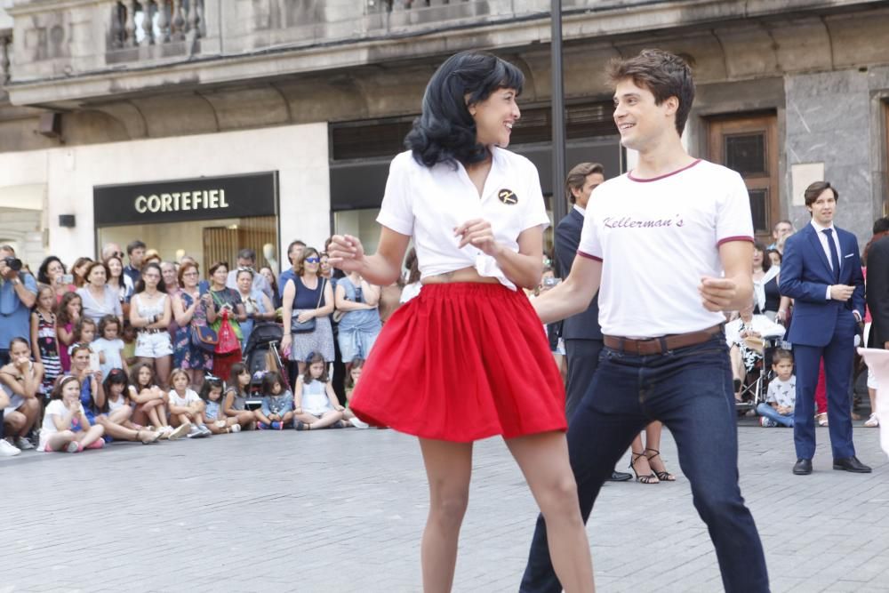 Los artistas del musical "Dirty dancing" hacen una exhibición en la calle en Gijón.