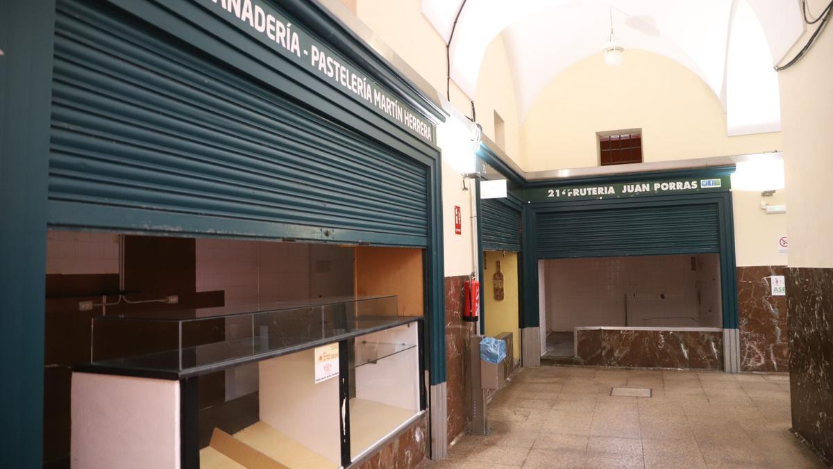 Puestos vacíos en el mercado de la Corredera.