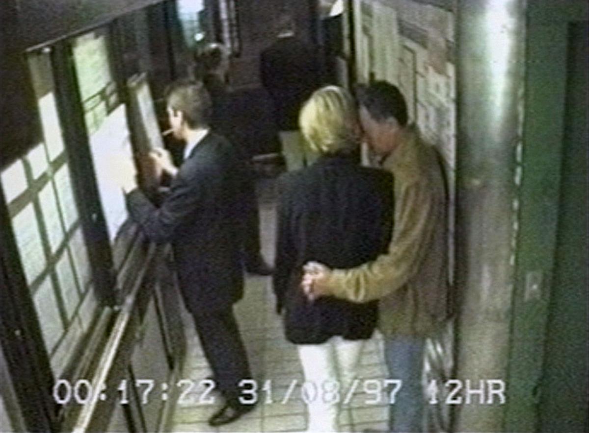 Diana y Dodi Al-Fayed, captados por las cámaras de seguridad del Ritz de París, momentos antes de subir al Mercedes.