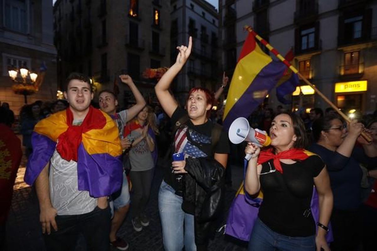 Alguns dels concentrats a la plaça de Sant Jaume de Barcelona a favor de la República.