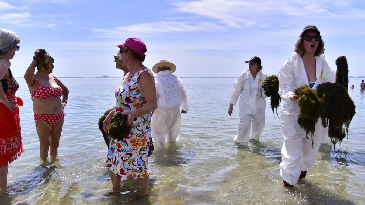 Bañistas y activistas se encontraron en las aguas de la playa del Espejo (Alcázares) | IVÁN URQUÍZAR