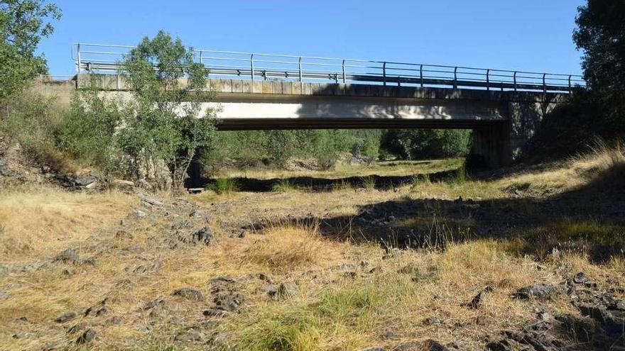 Aspecto que presenta el cauce seco del río Cebal.